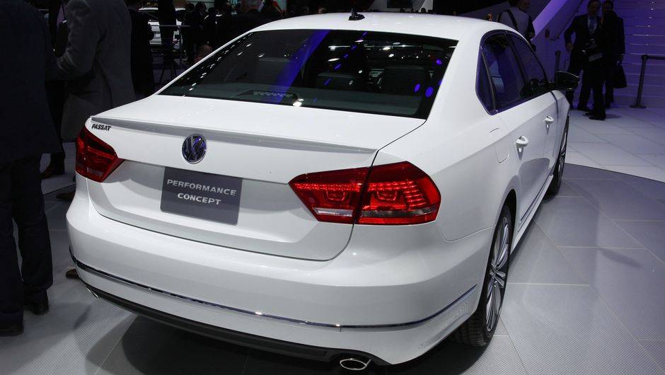 Na traseira, as lanternas s&atilde;o de LED e h&aacute; cano duplo de escapamento | <a href="https://quatrorodas.abril.com.br/saloes/detroit/2013/passat-performance-concept-731010.shtml" rel="migration">Leia mais</a>