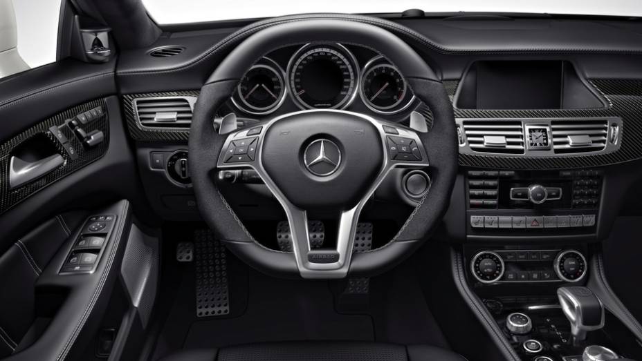 A transmissão que equipa o modelo é uma AMG SPEEDSHIFT de sete velocidades | <a href="https://quatrorodas.abril.com.br/saloes/detroit/2013/mercedes-benz-cls-63-amg-730585.shtml" rel="migration">Leia mais</a>