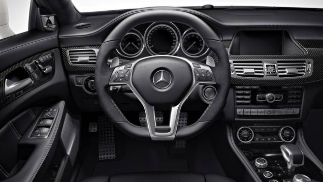 A transmissão que equipa o modelo é uma AMG SPEEDSHIFT de sete velocidades | <a href="https://quatrorodas.abril.com.br/saloes/detroit/2013/mercedes-benz-cls-63-amg-730585.shtml" rel="migration">Leia mais</a> A transmissão que equipa o modelo é uma AMG SPEEDSHIFT de sete velocidades | <a href="https://quatrorodas.abril.com.br/saloes/detroit/2013/mercedes-benz-cls-63-amg-730585.shtml" rel="migration">Leia mais</a>