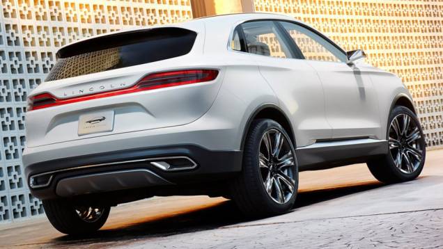 O crossover utiliza a mesma plataforma do Ford Escape | <a href="https://quatrorodas.abril.com.br/saloes/detroit/2013/lincoln-mkc-concept-730866.shtml" rel="migration">Leia mais</a>