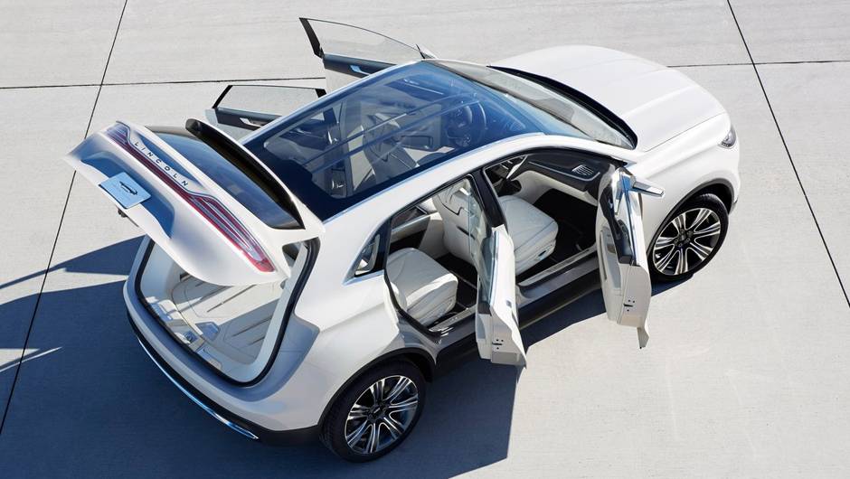 Destaque tamb&eacute;m para o teto solar panor&acirc;mico | <a href="https://quatrorodas.abril.com.br/saloes/detroit/2013/lincoln-mkc-concept-730866.shtml" rel="migration">Leia mais</a>