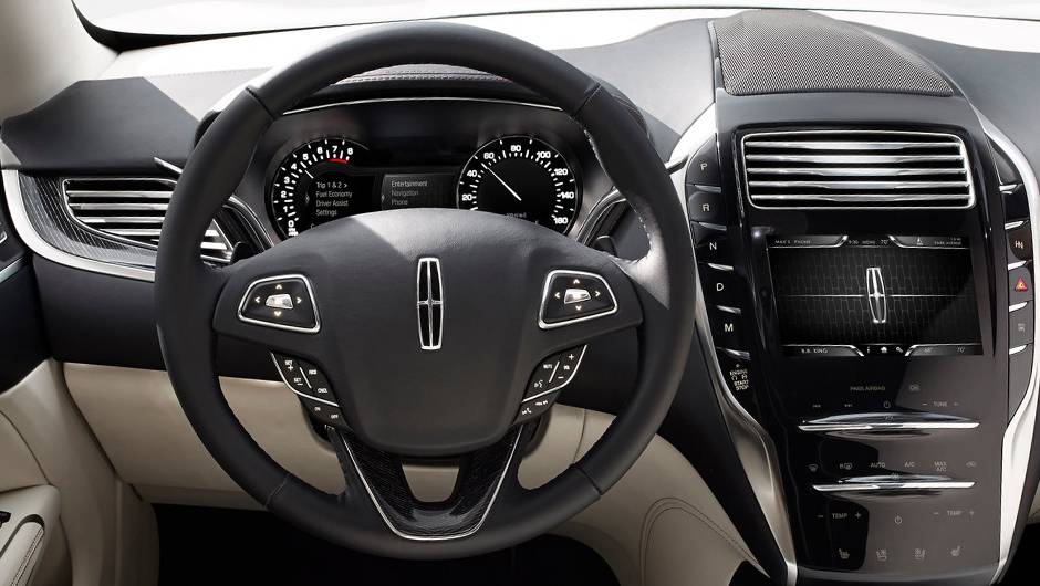 Est&atilde;o presentes ainda sistema multim&iacute;dia e navega&ccedil;&atilde;o e volante com comandos | <a href="https://quatrorodas.abril.com.br/saloes/detroit/2013/lincoln-mkc-concept-730866.shtml" rel="migration">Leia mais</a>