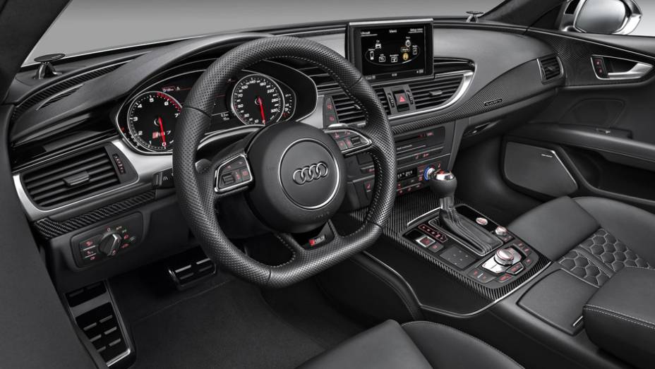 A diferença está no torque: 76,4 kgfm para o Audi e 69,2 kgfm para o BMW | <a href="https://quatrorodas.abril.com.br/saloes/detroit/2013/audi-rs7-sportback-730961.shtml" rel="migration">Leia mais</a>