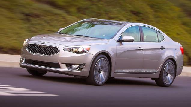 A Kia aproveitou o Salão de Detroit para lançar o Cadenza 2014 no mercado norte-americano | <a href="https://quatrorodas.abril.com.br/saloes/detroit/2013/kia-cadenza-2014-731061.shtml" rel="migration">Leia mais</a>