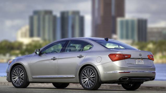 O modelo passará a ser vendido nos Estados Unidos no segundo trimestre de 2013 | <a href="https://quatrorodas.abril.com.br/saloes/detroit/2013/kia-cadenza-2014-731061.shtml" rel="migration">Leia mais</a> O modelo passará a ser vendido nos Estados Unidos no segundo trimestre de 2013 | <a href="https://quatrorodas.abril.com.br/saloes/detroit/2013/kia-cadenza-2014-731061.shtml" rel="migration">Leia mais</a>