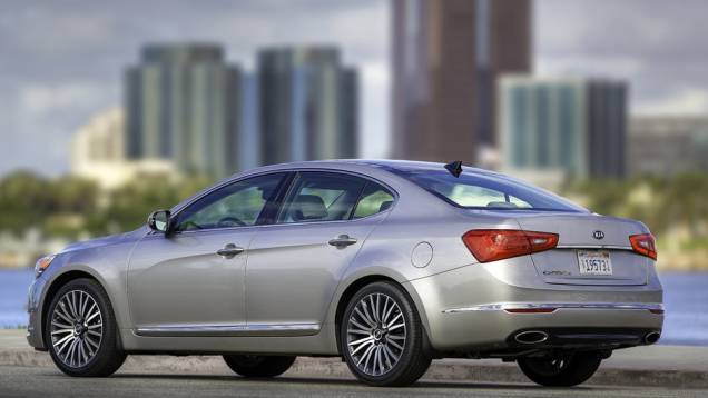 O modelo passará a ser vendido nos Estados Unidos no segundo trimestre de 2013 | <a href="https://quatrorodas.abril.com.br/saloes/detroit/2013/kia-cadenza-2014-731061.shtml" rel="migration">Leia mais</a>