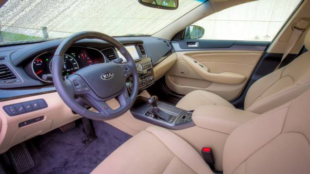 No interior, revestimento de couro e detalhes de acabamento cromados e de madeira | <a href="https://quatrorodas.abril.com.br/saloes/detroit/2013/kia-cadenza-2014-731061.shtml" rel="migration">Leia mais</a> No interior, revestimento de couro e detalhes de acabamento cromados e de madeira | <a href="https://quatrorodas.abril.com.br/saloes/detroit/2013/kia-cadenza-2014-731061.shtml" rel="migration">Leia mais</a>