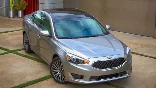 Com visual semelhante ao primo Hyundai Azera, o Cadenza é equipado com motor 3.3 V6 de injeção direta | <a href="https://quatrorodas.abril.com.br/saloes/detroit/2013/kia-cadenza-2014-731061.shtml" rel="migration">Leia mais</a> Com visual semelhante ao primo Hyundai Azera, o Cadenza é equipado com motor 3.3 V6 de injeção direta | <a href="https://quatrorodas.abril.com.br/saloes/detroit/2013/kia-cadenza-2014-731061.shtml" rel="migration">Leia mais</a>