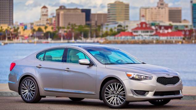 Por fora, as rodas de liga-leve podem ser de 18 ou 19 polegadas | <a href="https://quatrorodas.abril.com.br/saloes/detroit/2013/kia-cadenza-2014-731061.shtml" rel="migration">Leia mais</a>