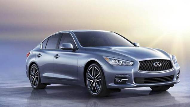 Modelo tem desenho diferenciado dos faróis, para-choques e uma larga grade | <a href="https://quatrorodas.abril.com.br/saloes/detroit/2013/infiniti-q50-730893.shtml" rel="migration">Leia mais</a>