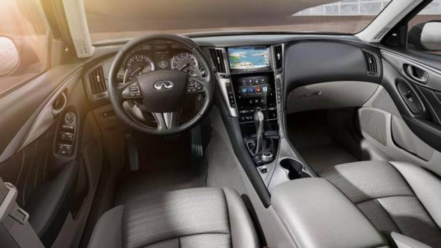 Materiais de alta qualidade revestem o interior | <a href="https://quatrorodas.abril.com.br/saloes/detroit/2013/infiniti-q50-730893.shtml" rel="migration">Leia mais</a>