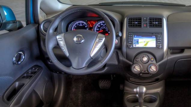 Versão S pode ser adquirida com câmbio manual de cinco velocidades | <a href="https://quatrorodas.abril.com.br/saloes/detroit/2013/nissan-versa-note-731021.shtml" rel="migration">Leia mais</a> Versão S pode ser adquirida com câmbio manual de cinco velocidades | <a href="https://quatrorodas.abril.com.br/saloes/detroit/2013/nissan-versa-note-731021.shtml" rel="migration">Leia mais</a>