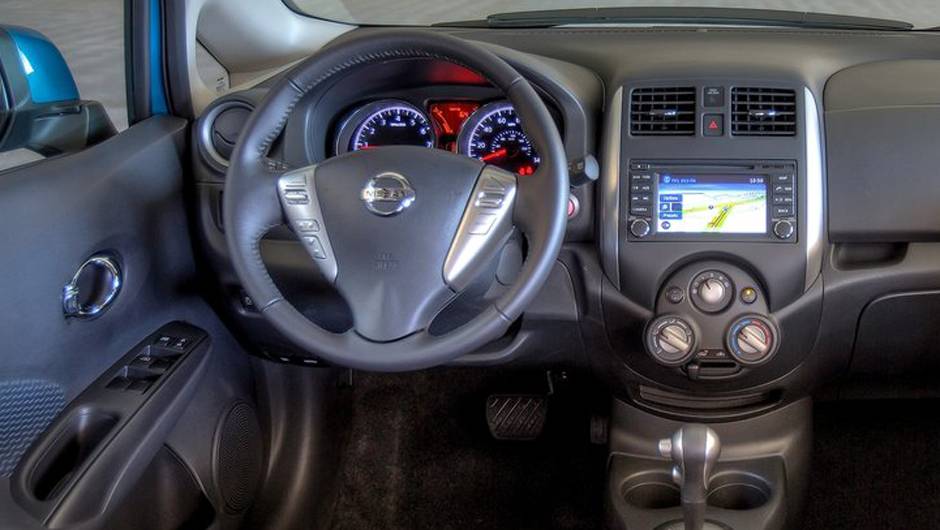 Vers&atilde;o S pode ser adquirida com c&acirc;mbio manual de cinco velocidades | <a href="https://quatrorodas.abril.com.br/saloes/detroit/2013/nissan-versa-note-731021.shtml" rel="migration">Leia mais</a>