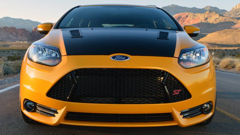 Como diferenciais, o Shelby Focus ST conta com capô com frisos para ventilação... | <a href="https://quatrorodas.abril.com.br/saloes/detroit/2013/shelby-focus-st-731039.shtml" rel="migration">Leia mais</a>