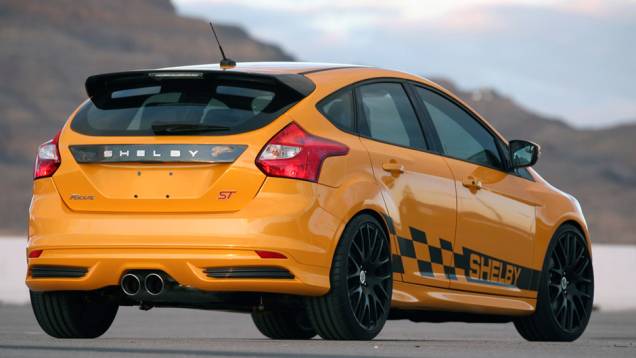 ...grade dianteira e aerofólio traseiro de carbono e desenhos customizados na carroceria | <a href="https://quatrorodas.abril.com.br/saloes/detroit/2013/shelby-focus-st-731039.shtml" rel="migration">Leia mais</a> ...grade dianteira e aerofólio traseiro de carbono e desenhos customizados na carroceria | <a href="https://quatrorodas.abril.com.br/saloes/detroit/2013/shelby-focus-st-731039.shtml" rel="migration">Leia mais</a>