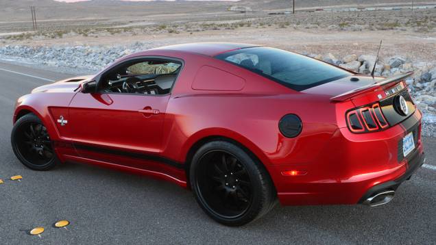 O motor do modelo desenvolve 850 cavalos de potência | <a href="https://quatrorodas.abril.com.br/saloes/detroit/2013/shelby-gt500-super-snake-wide-body-731036.shtml" rel="migration">Leia mais</a>