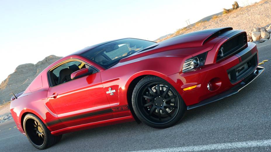 Conta com novas rodas de 13 polegadas na traseira e 10 na dianteira | <a href="https://quatrorodas.abril.com.br/saloes/detroit/2013/shelby-gt500-super-snake-wide-body-731036.shtml" rel="migration">Leia mais</a>