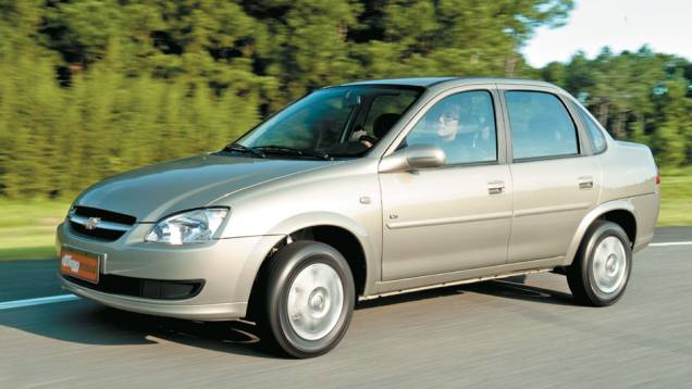 Chevrolet Classic. Vendas em janeiro de 2012: 9.633 / Vendas em janeiro de 2013: 8.479 / Crescimento: - 11,9% | <a href="https://quatrorodas.abril.com.br/noticias/mercado/vendas-caem-13-64-janeiro-732838.shtml" rel="migration">Leia mais</a> Chevrolet Classic. Vendas em janeiro de 2012: 9.633 / Vendas em janeiro de 2013: 8.479 / Crescimento: - 11,9% | <a href="https://quatrorodas.abril.com.br/noticias/mercado/vendas-caem-13-64-janeiro-732838.shtml" rel="migration">Leia mais</a>