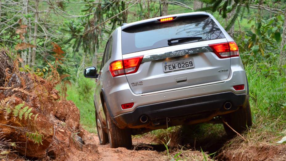 Altura em relação ao solo de 21,8 cm auxilia em trechos fora de estrada | <a href="https://quatrorodas.abril.com.br/carros/lancamentos/jeep-grand-cherokee-crd-733809.shtml" rel="migration">Leia mais</a>