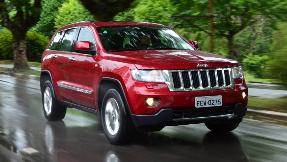 Segundo a Jeep, modelo acelera aos 100 km/h em 8s2 e atinge velocidade máxima de 202 km/h | <a href="%20https://quatrorodas.abril.com.br/carros/lancamentos/jeep-grand-cherokee-crd-733809.shtml" rel="migration">Leia mais</a>