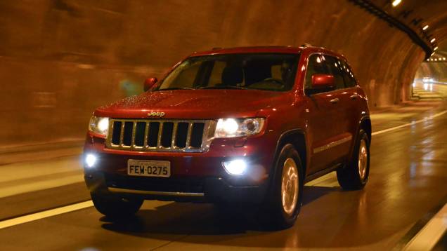 Farois bi-xenonio são de série, assim como o sistema de tração integral com reduzida e câmbio automático de cinco marchas | <a href="%20https://quatrorodas.abril.com.br/carros/lancamentos/jeep-grand-cherokee-crd-733809.shtml" rel="migration">Leia mais</a> Farois bi-xenonio são de série, assim como o sistema de tração integral com reduzida e câmbio automático de cinco marchas | <a href="%20https://quatrorodas.abril.com.br/carros/lancamentos/jeep-grand-cherokee-crd-733809.shtml" rel="migration">Leia mais</a>