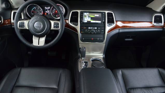Nível do acabamento interno é bom; destaque vai para o sistema de som MyGIG com HD interno de 30GB | <a href="%20https://quatrorodas.abril.com.br/carros/lancamentos/jeep-grand-cherokee-crd-733809.shtml" rel="migration">Leia mais</a> Nível do acabamento interno é bom; destaque vai para o sistema de som MyGIG com HD interno de 30GB | <a href="%20https://quatrorodas.abril.com.br/carros/lancamentos/jeep-grand-cherokee-crd-733809.shtml" rel="migration">Leia mais</a>