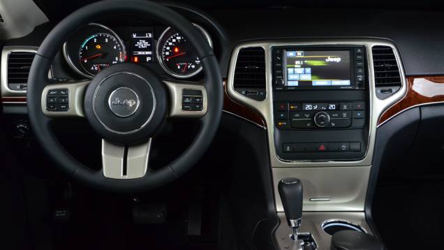 Revestimento em couro é um dos itens de série, assim como piloto automático e volante multifuncional ear-condicionado de duas zonas | <a href="%20https://quatrorodas.abril.com.br/carros/lancamentos/jeep-grand-cherokee-crd-733809.shtml" rel="migration">Leia mais</a> Revestimento em couro é um dos itens de série, assim como piloto automático e volante multifuncional ear-condicionado de duas zonas | <a href="%20https://quatrorodas.abril.com.br/carros/lancamentos/jeep-grand-cherokee-crd-733809.shtml" rel="migration">Leia mais</a>