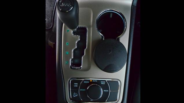 Ajustes de aceleração, atuação dos freios, trocas de marcha e respostas do motor podem ser ajustados de acordo com o piso no console | <a href="%20https://quatrorodas.abril.com.br/carros/lancamentos/jeep-grand-cherokee-crd-733809.shtml" rel="migration">Leia mais</a> Ajustes de aceleração, atuação dos freios, trocas de marcha e respostas do motor podem ser ajustados de acordo com o piso no console | <a href="%20https://quatrorodas.abril.com.br/carros/lancamentos/jeep-grand-cherokee-crd-733809.shtml" rel="migration">Leia mais</a>