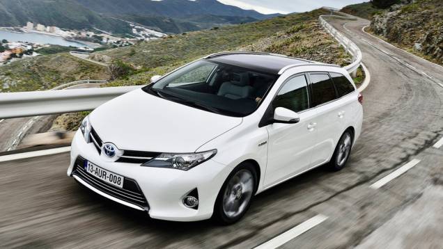 O modelo começará a ser vendido na Europa | <a href="https://quatrorodas.abril.com.br/saloes/genebra/2013/toyota-auris-touring-sports-734894.shtml" rel="migration">Leia mais</a> O modelo começará a ser vendido na Europa | <a href="https://quatrorodas.abril.com.br/saloes/genebra/2013/toyota-auris-touring-sports-734894.shtml" rel="migration">Leia mais</a>