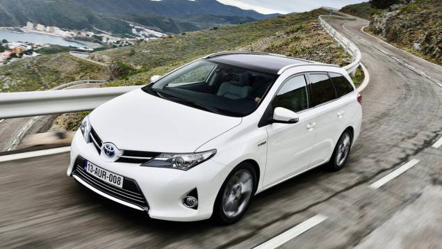 O modelo começará a ser vendido na Europa | <a href="https://quatrorodas.abril.com.br/saloes/genebra/2013/toyota-auris-touring-sports-734894.shtml" rel="migration">Leia mais</a>