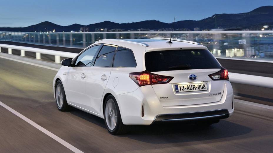 A versão de entrada, que na Inglaterra chega com preço de 15.595 libras esterlinas, vem equipada com motor 1.33 a gasolina, de 98 cv | <a href="%20https://quatrorodas.abril.com.br/saloes/genebra/2013/toyota-auris-touring-sports-734894.shtml" rel="migration">Leia mais</a>