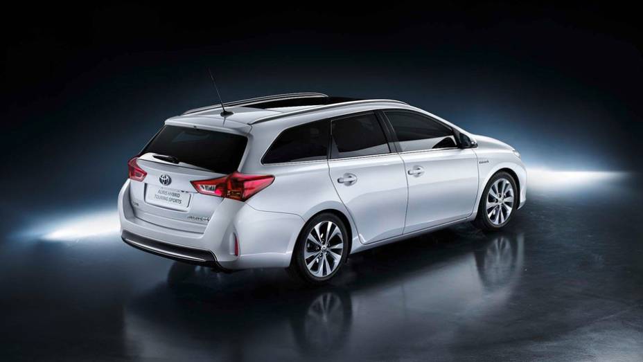 Já o modelo híbrido conta com motor 1.8, de 134 cv, parte de 21.095 libras e tem transmissão E-CVT | <a href="%20https://quatrorodas.abril.com.br/saloes/genebra/2013/toyota-auris-touring-sports-734894.shtml" rel="migration">Leia mais</a>