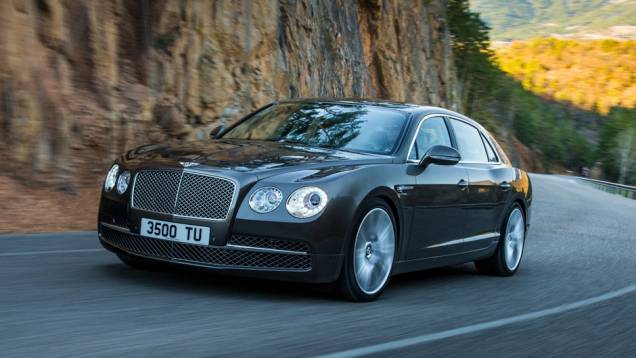 Um toque de esportividade não faz mal a ninguém: o novo Flying Spur está aí para provar isso | <a href="https://quatrorodas.abril.com.br/carros/lancamentos/bentley-flying-spur-734110.shtml" rel="migration">Leia mais</a>