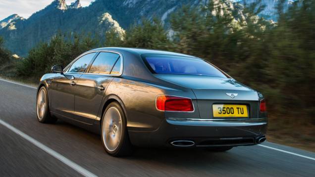 Quase nada sobrou do antigo sedã; o Flying Spur está mais moderno do que nunca | <a href="https://quatrorodas.abril.com.br/carros/lancamentos/bentley-flying-spur-734110.shtml" rel="migration">Leia mais</a> Quase nada sobrou do antigo sedã; o Flying Spur está mais moderno do que nunca | <a href="https://quatrorodas.abril.com.br/carros/lancamentos/bentley-flying-spur-734110.shtml" rel="migration">Leia mais</a>