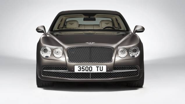 Os faróis ovais continuam lá, mas o design ficou mais agressivo | <a href="https://quatrorodas.abril.com.br/carros/lancamentos/bentley-flying-spur-734110.shtml" rel="migration">Leia mais</a> Os faróis ovais continuam lá, mas o design ficou mais agressivo | <a href="https://quatrorodas.abril.com.br/carros/lancamentos/bentley-flying-spur-734110.shtml" rel="migration">Leia mais</a>