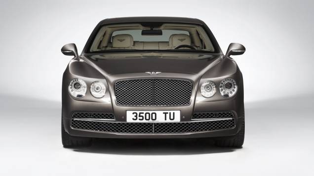 Os faróis ovais continuam lá, mas o design ficou mais agressivo | <a href="https://quatrorodas.abril.com.br/carros/lancamentos/bentley-flying-spur-734110.shtml" rel="migration">Leia mais</a>