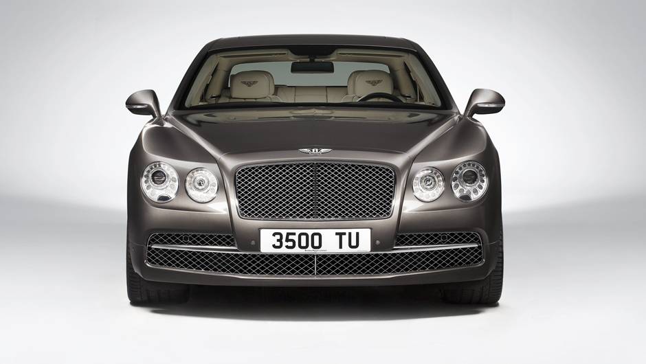 Os far&oacute;is ovais continuam l&aacute;, mas o design ficou mais agressivo | <a href="https://quatrorodas.abril.com.br/carros/lancamentos/bentley-flying-spur-734110.shtml" rel="migration">Leia mais</a>