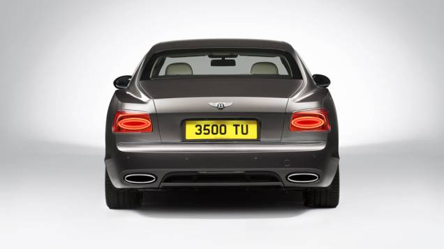 A traseira alta combina com as novas lanternas | <a href="https://quatrorodas.abril.com.br/carros/lancamentos/bentley-flying-spur-734110.shtml" rel="migration">Leia mais</a> A traseira alta combina com as novas lanternas | <a href="https://quatrorodas.abril.com.br/carros/lancamentos/bentley-flying-spur-734110.shtml" rel="migration">Leia mais</a>