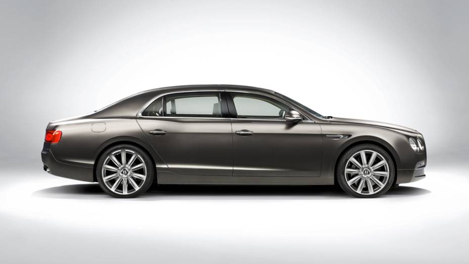 Apesar de ter ficado mais atual, o Flying Spur continua sendo o maior (e mais luxuoso) modelo da linha Bentley | <a href="https://quatrorodas.abril.com.br/carros/lancamentos/bentley-flying-spur-734110.shtml" rel="migration">Leia mais</a>