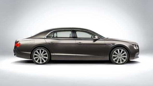 Apesar de ter ficado mais atual, o Flying Spur continua sendo o maior (e mais luxuoso) modelo da linha Bentley | <a href="https://quatrorodas.abril.com.br/carros/lancamentos/bentley-flying-spur-734110.shtml" rel="migration">Leia mais</a> Apesar de ter ficado mais atual, o Flying Spur continua sendo o maior (e mais luxuoso) modelo da linha Bentley | <a href="https://quatrorodas.abril.com.br/carros/lancamentos/bentley-flying-spur-734110.shtml" rel="migration">Leia mais</a>