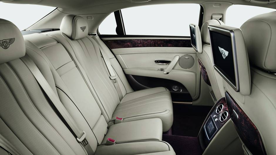 Quem viaja no banco traseiro pode assistir filmes nas telas de DVD e controlar at&eacute; o ar-condicionado | <a href="https://quatrorodas.abril.com.br/carros/lancamentos/bentley-flying-spur-734110.shtml" rel="migration">Leia mais</a>