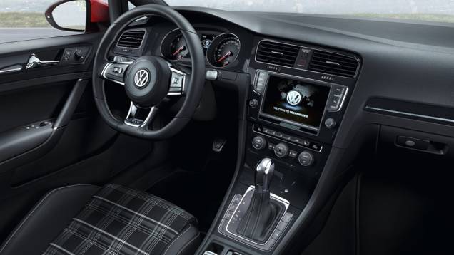 Ela é equipada com rodas de aro de 17 polegadas | <a href="https://quatrorodas.abril.com.br/saloes/genebra/2013/vw-golf-gtd-734407.shtml" rel="migration">Leia mais</a> Ela é equipada com rodas de aro de 17 polegadas | <a href="https://quatrorodas.abril.com.br/saloes/genebra/2013/vw-golf-gtd-734407.shtml" rel="migration">Leia mais</a>