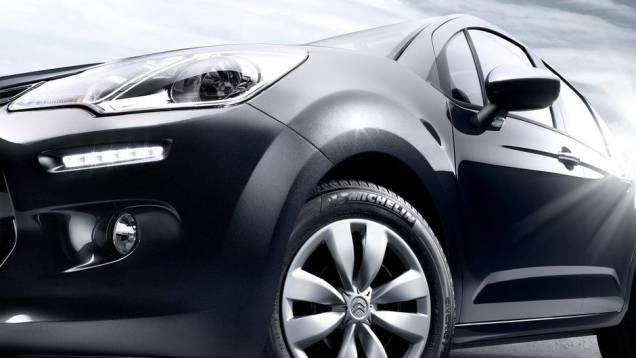 Em comparação ao antigo C3 europeu, o novo modelo traz luzes de iluminação diurna por LEDs nos para-choques | <a href="%20https://quatrorodas.abril.com.br/saloes/genebra/2013/citroen-c3-734439.shtml" rel="migration">Leia mais</a> Em comparação ao antigo C3 europeu, o novo modelo traz luzes de iluminação diurna por LEDs nos para-choques | <a href="%20https://quatrorodas.abril.com.br/saloes/genebra/2013/citroen-c3-734439.shtml" rel="migration">Leia mais</a>