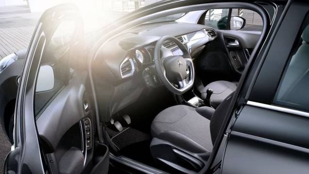No lado de dentro, o modelo vendido na Europa tem acabamento mais refinado que o daqui... | <a href="%20https://quatrorodas.abril.com.br/saloes/genebra/2013/citroen-c3-734439.shtml" rel="migration">Leia mais</a> No lado de dentro, o modelo vendido na Europa tem acabamento mais refinado que o daqui... | <a href="%20https://quatrorodas.abril.com.br/saloes/genebra/2013/citroen-c3-734439.shtml" rel="migration">Leia mais</a>