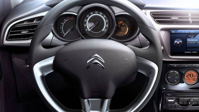 ...com o mesmo painel do DS3, novas opções de revestimentos internos e opção de câmera de ré | <a href="%20https://quatrorodas.abril.com.br/saloes/genebra/2013/citroen-c3-734439.shtml" rel="migration">Leia mais</a> ...com o mesmo painel do DS3, novas opções de revestimentos internos e opção de câmera de ré | <a href="%20https://quatrorodas.abril.com.br/saloes/genebra/2013/citroen-c3-734439.shtml" rel="migration">Leia mais</a>