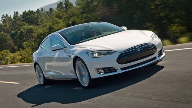 Tesla Model S - elétrico | <a href="https://quatrorodas.abril.com.br/carros/impressoes/tesla-model-s-733082.shtml" rel="migration">Leia mais</a>