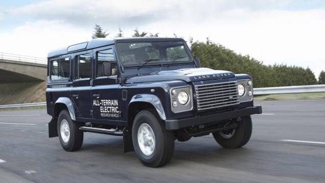 A Land Rover mostrou uma unidade elétrica do Defender 110 | <a href="https://quatrorodas.abril.com.br/saloes/genebra/2013/chamado-all-terrain-electric-ele-percorre-80-km-carga-734821.shtml" rel="migration">Leia mais</a>