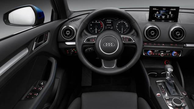 Além dos tanques de gás natural, há o motor 1.4 TFSI a gasolina, que entrega 110 cv | <a href="https://quatrorodas.abril.com.br/saloes/genebra/2013/audi-a3-sportback-g-tron-734954.shtml" rel="migration">Leia mais</a> Além dos tanques de gás natural, há o motor 1.4 TFSI a gasolina, que entrega 110 cv | <a href="https://quatrorodas.abril.com.br/saloes/genebra/2013/audi-a3-sportback-g-tron-734954.shtml" rel="migration">Leia mais</a>