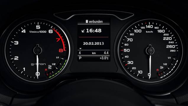 O painel é praticamente o mesmo do A3 Sportback | <a href="https://quatrorodas.abril.com.br/saloes/genebra/2013/audi-a3-sportback-g-tron-734954.shtml" rel="migration">Leia mais</a>