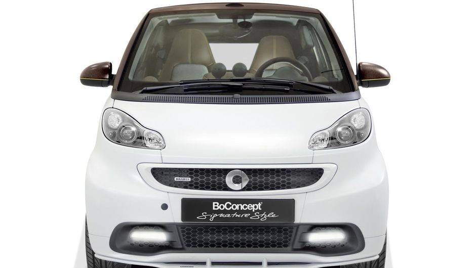 O modelo tem cor de carroceria branca, com retrovisores, linha lateral e teto retr&aacute;til em marrom | <a href="%20https://quatrorodas.abril.com.br/saloes/genebra/2013/smart-fortwo-boconcept-734992.shtml" rel="migration">Leia mais</a>